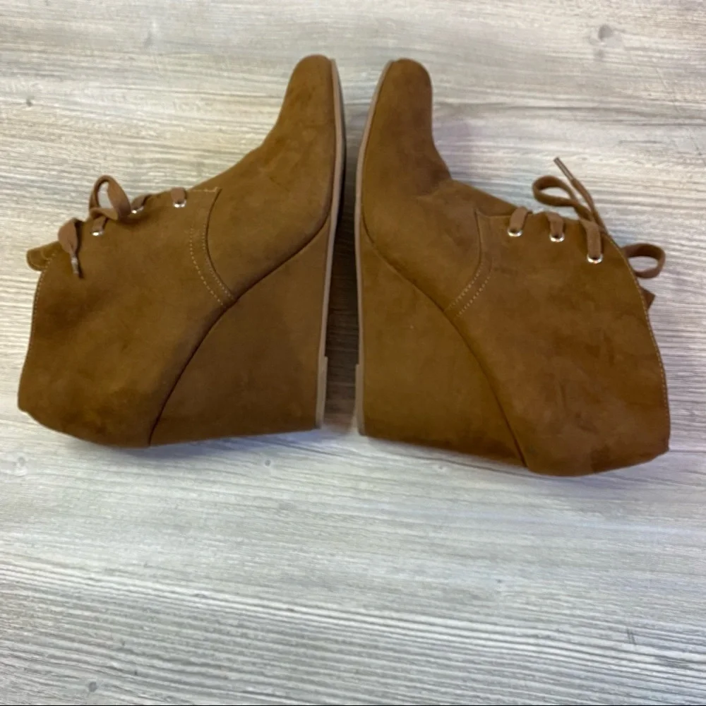 Dolce Vita Brown lace up ankle booties Suede fabric covered wedge heel size 8.5